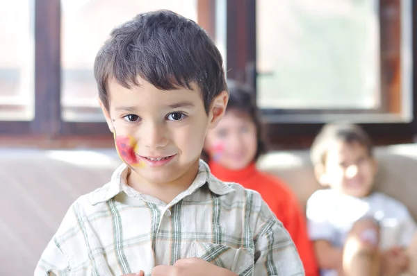 Kinder mit Farben — Stockfoto