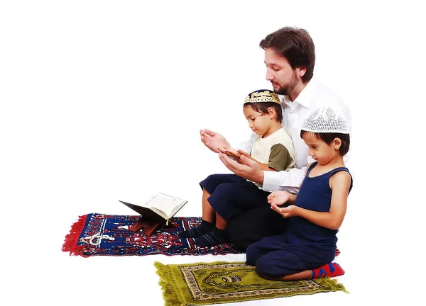 Muslimska dyrkan aktiviteter i ramadan heliga månaden — Stockfoto