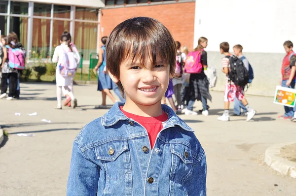 Niños felices frente a la escuela, al aire libre, verano a otoño —  Fotos de Stock