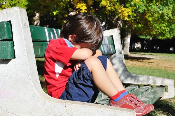 Niño triste en el parque, al aire libre, verano a otoño — Foto de Stock