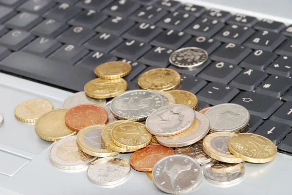 Münzen Details auf dem isolierten weißen Hintergrund und der Tastatur — Stockfoto