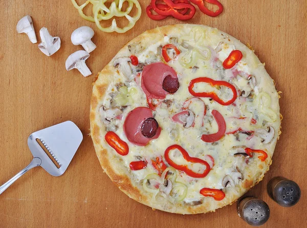 A hot, delicious pizza with hot and bubbly cheese — Stock Photo, Image