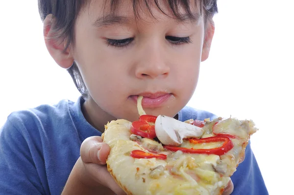Schattige kleine jongen eten pizza, geïsoleerd — Stockfoto