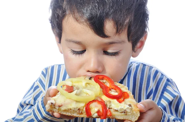 Söt liten pojke som äter pizza, isolerade — Stockfoto