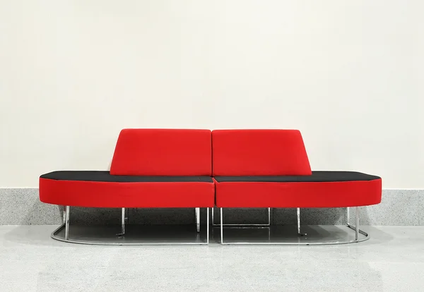 Bella sedia rossa in sala, sfondo muro bianco — Foto Stock