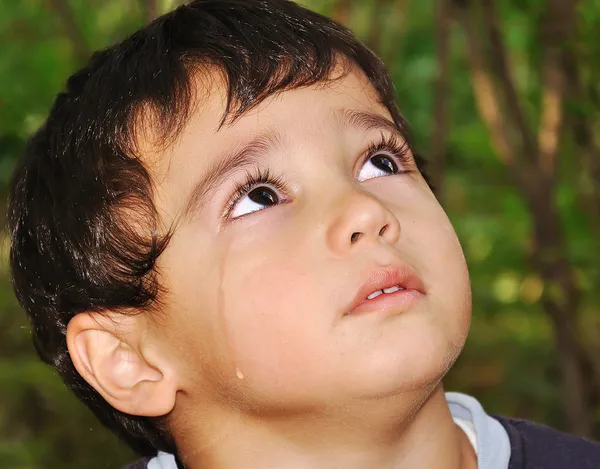 Niño muy lindo llorando con verdaderas lágrimas emocionales —  Fotos de Stock
