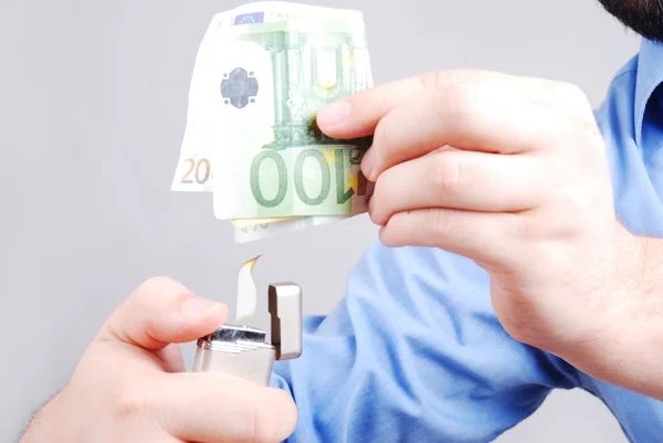 Male in shirt is about to burn one hundred euro — Stock Photo, Image