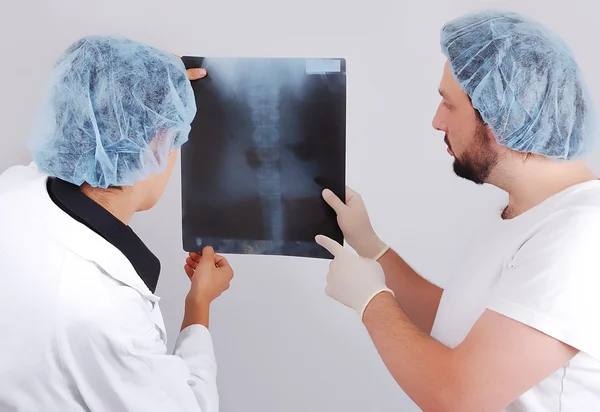 Двоє чоловіків-лікарів дивляться на зображення сканування — стокове фото