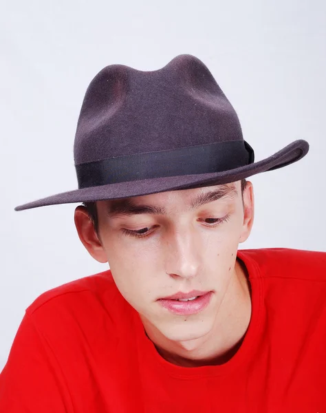 Nagyon vonzó fiatal ember, kalap a fején — Stock Fotó
