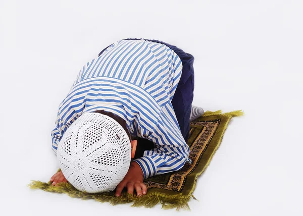 Pequeño chico musulmán está rezando de manera tradicional —  Fotos de Stock