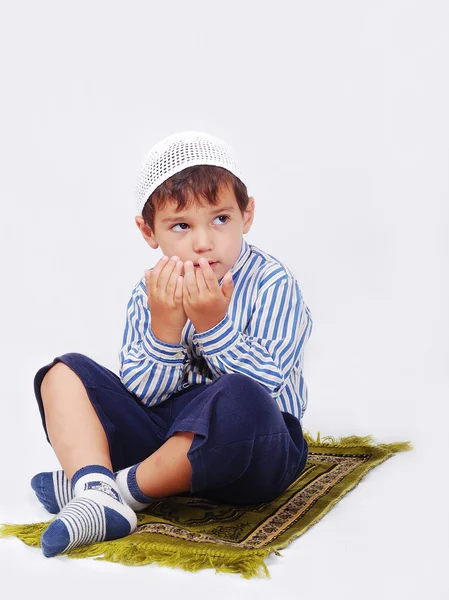 Küçük Müslüman çocuk geleneksel yolda dua ediyor. — Stok fotoğraf