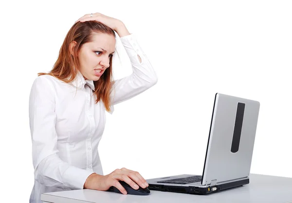 Modelo femenino joven en el ordenador portátil, escena aislada — Foto de Stock