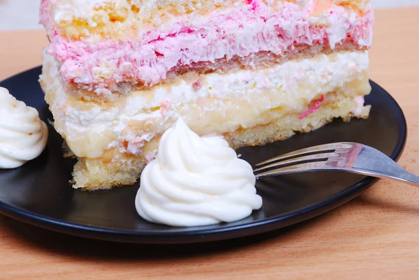 Красочный красивый подаваемый торт на тарелке — стоковое фото