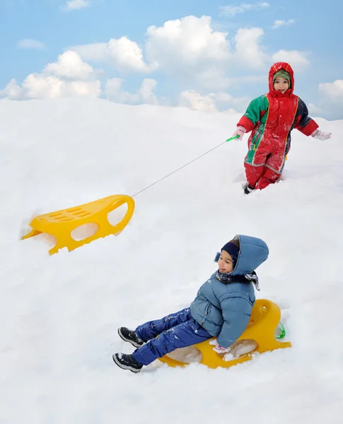 Stor aktivitet på snö, barn och lycka — Stockfoto