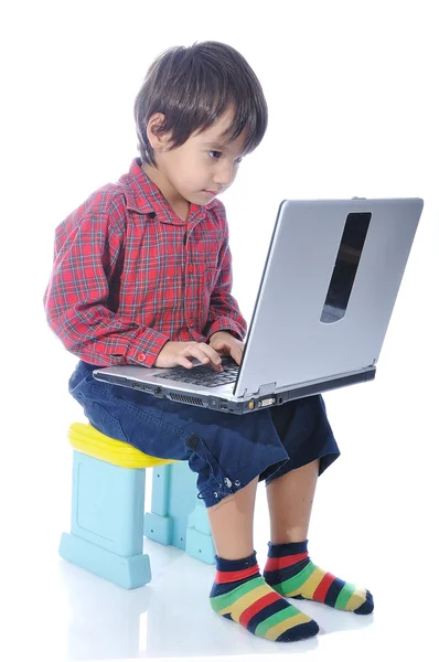 Χαριτωμένο παιδί κάθεται με laptop — Φωτογραφία Αρχείου