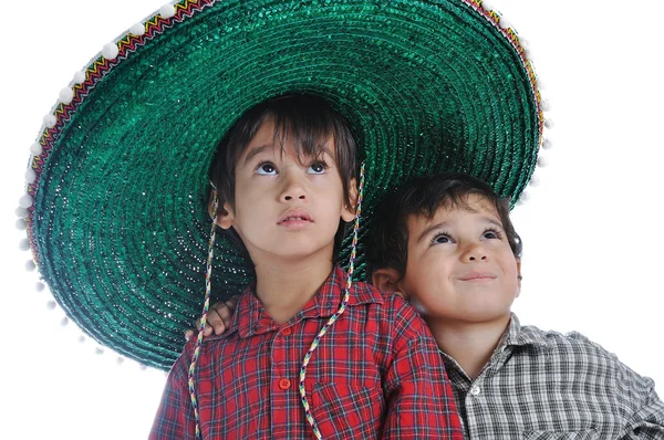 Aranyos gyerekek mexikói kalap fején — Stock Fotó