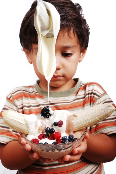 Muy lindo niño está a punto de comer muy dulce mezcla de frutas y crema — Foto de Stock