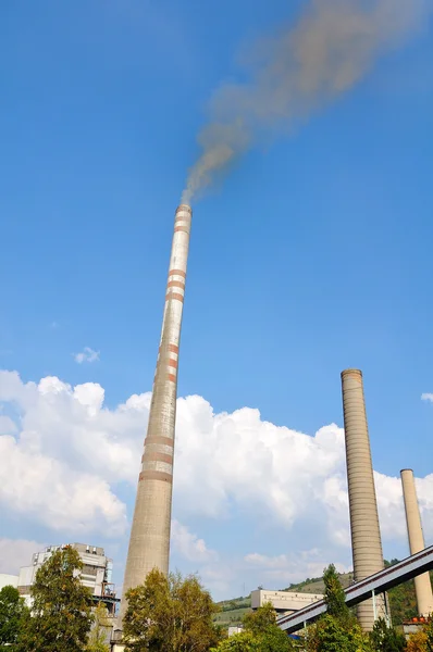 Twee schoorstenen, industrie, roken tegen hemel — Stockfoto