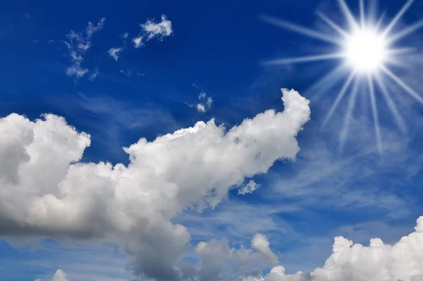 Céu bonito e nuvens e sol — Fotografia de Stock