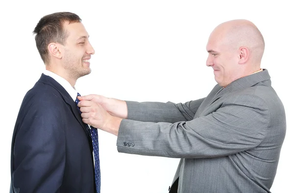 Un uomo d'affari che insegna ad un altro come legarsi la cravatta — Foto Stock