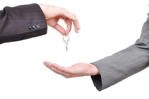Twee zakenlieden handen en de sleutel — Stockfoto