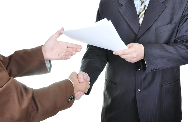 Два бизнесмена руки и ключ, бумажный договор — стоковое фото