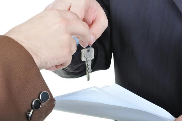 Два бизнесмена руки и ключ, бумажный договор — стоковое фото