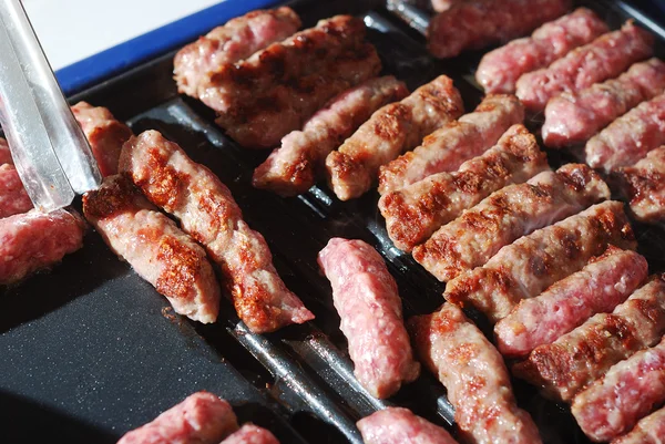Cevap, un tipo de carne picada laminada preparada a la parrilla similar al kebab turco — Foto de Stock