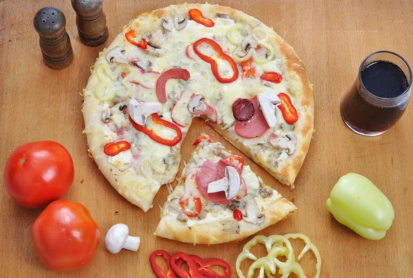 Italian pizza with many colors and ingredients — Stock Photo, Image