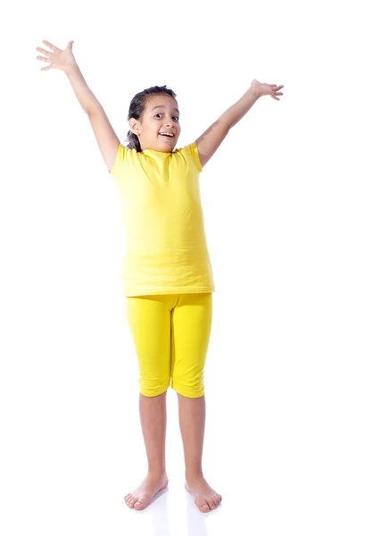 Красива мила дівчина в жовтому одязі ізольована — стокове фото