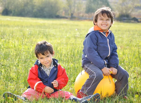 Szczęśliwe dzieciństwo na zielonej łące pięknego — Zdjęcie stockowe