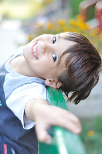 Ragazzo sorridente positivo — Foto Stock