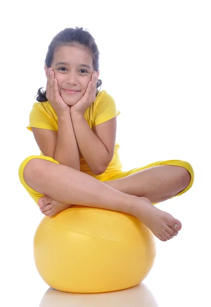 Pequena menina bonita em amarelo com bola amarela — Fotografia de Stock