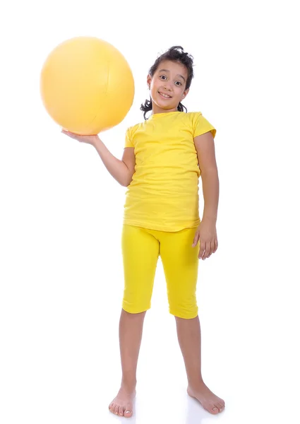 Pequena menina bonita em amarelo com bola amarela — Fotografia de Stock