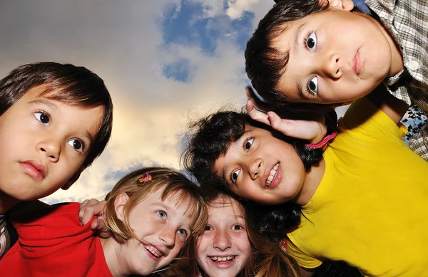 Pequeno grupo de crianças felizes ao ar livre — Fotografia de Stock