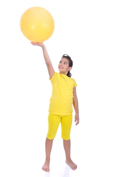 Kleines schönes Mädchen in gelb mit gelbem Ball — Stockfoto