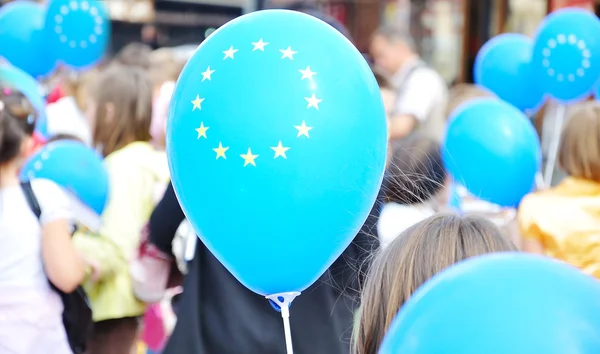 Lasst uns nach Europa gehen, viele Kinder mit Luftballons, nicht erkennbar — Stockfoto
