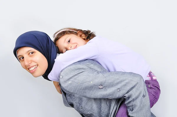 Jeune femme musulmane jouant avec sa fille Photo De Stock