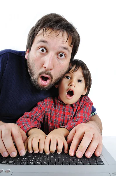 Far og sønn på bærbar PC, sjokk stockfoto