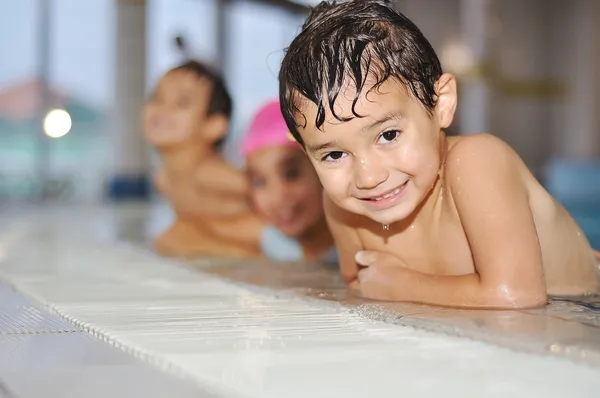 Niños jugando en la piscina Stok Resim