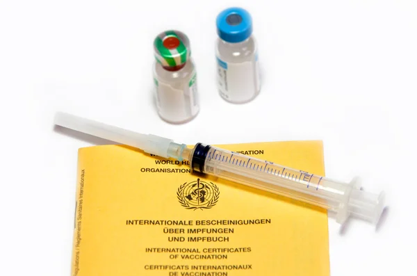 Сертифікати вакцинації буклет та шприц — стокове фото