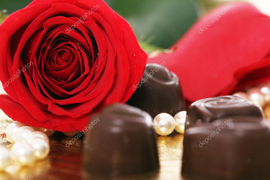 red rose and chocolate candies | 图库照片 08 sergejs rahunoks