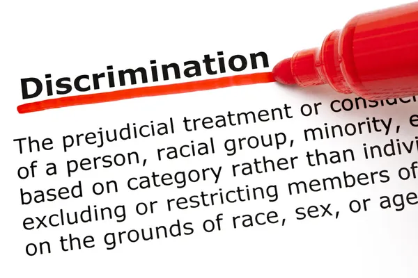 Discriminatie onderstreept met rode marker — Stockfoto