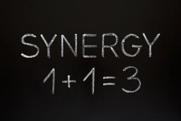 Synergie concept op blackboard — Stockfoto