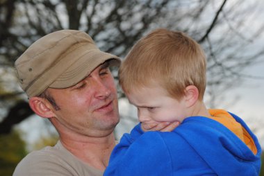 Baba holding üzgün oğul