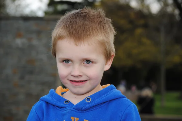 Porträt eines glücklichen blonden kleinen Jungen — Stockfoto