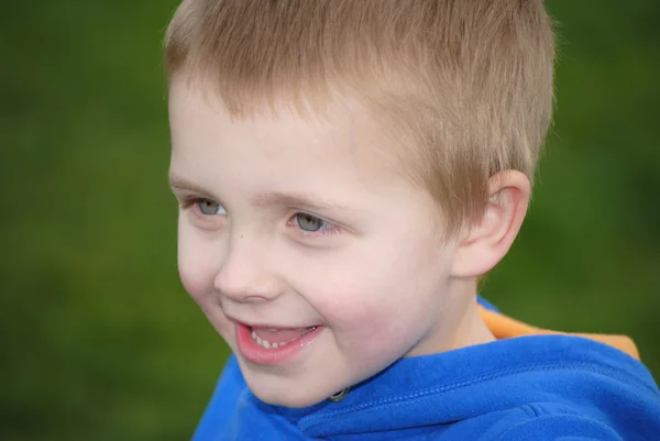 Porträt eines glücklichen blonden kleinen Jungen — Stockfoto