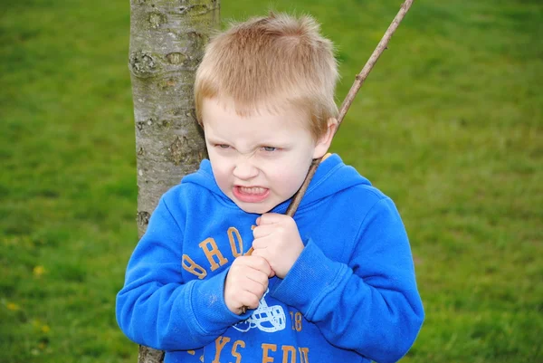 Irritado loira menino no parque — Fotografia de Stock