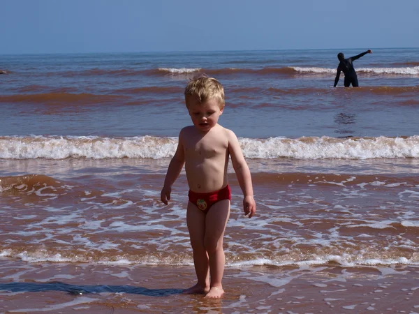 Маленький мальчик на пляже — стоковое фото