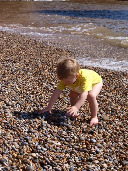 Kleine jongen op het strand — Stockfoto